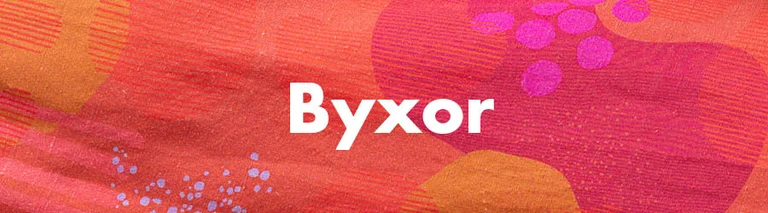 Ett blommigt mönster med texten ”Byxor” i vitt.