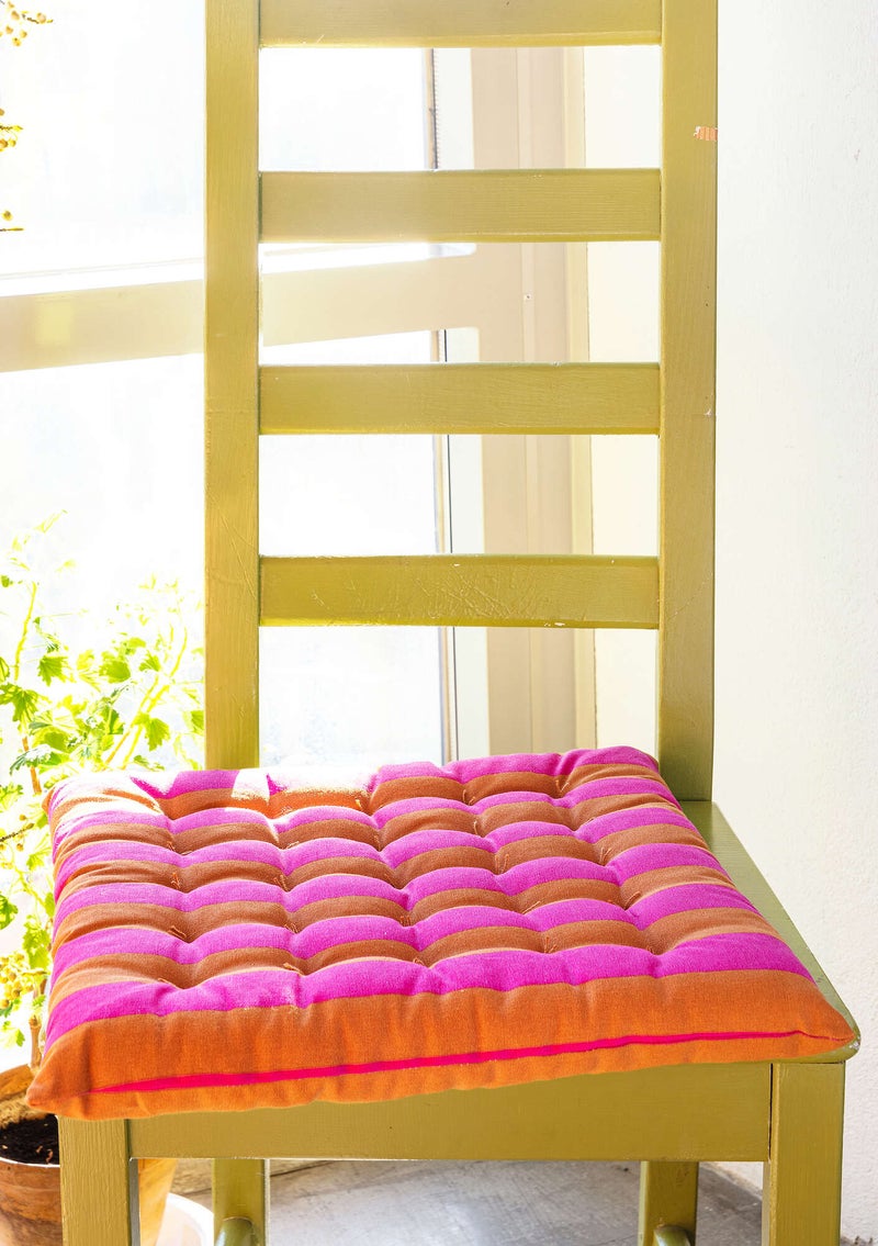 “Långrand” seat cushion in organic cotton cerise