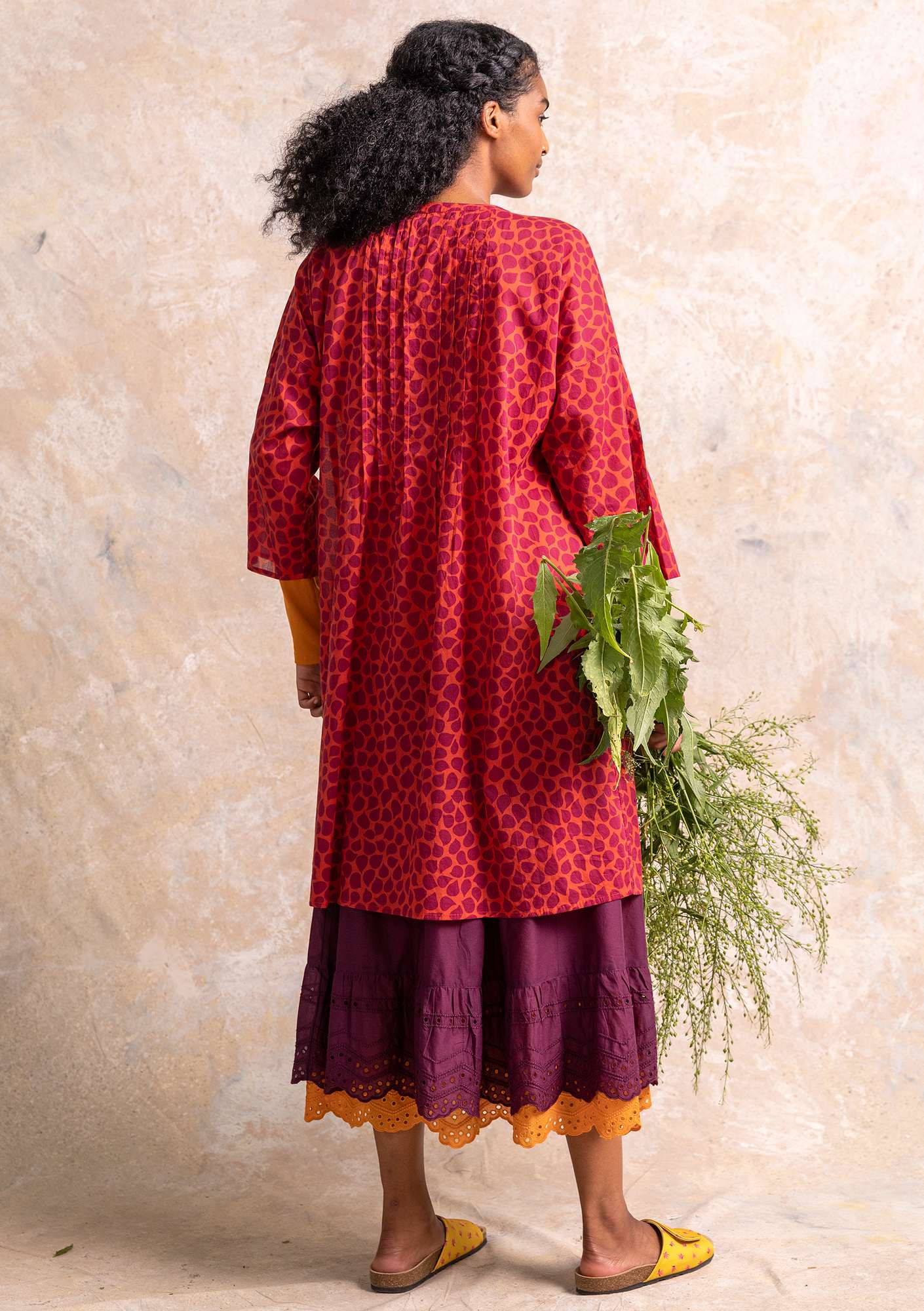Vevd kjole «Serafina» i økologisk bomull papegøyerød/mønstret thumbnail