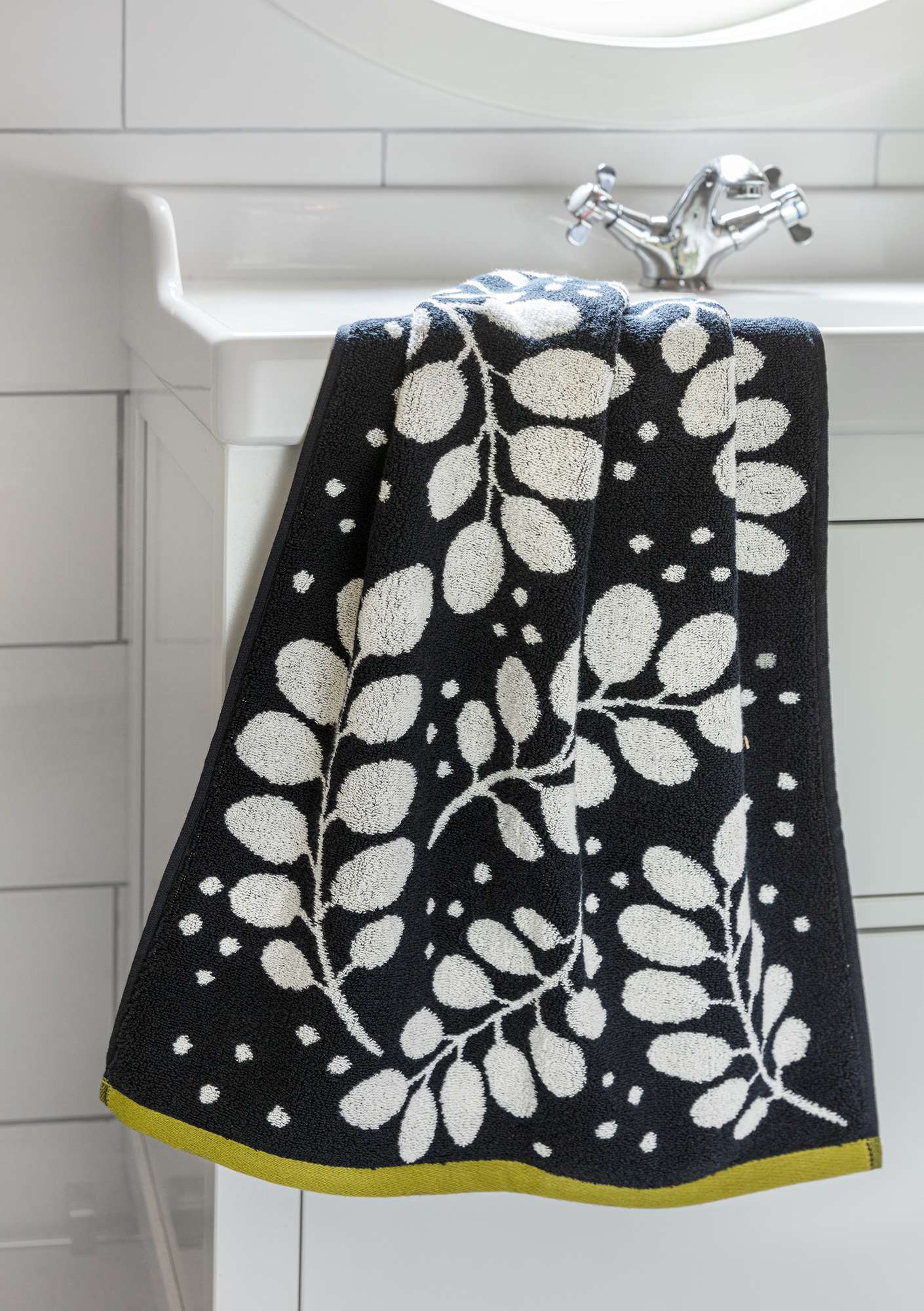 “Paradis” towel in organic cotton black thumbnail