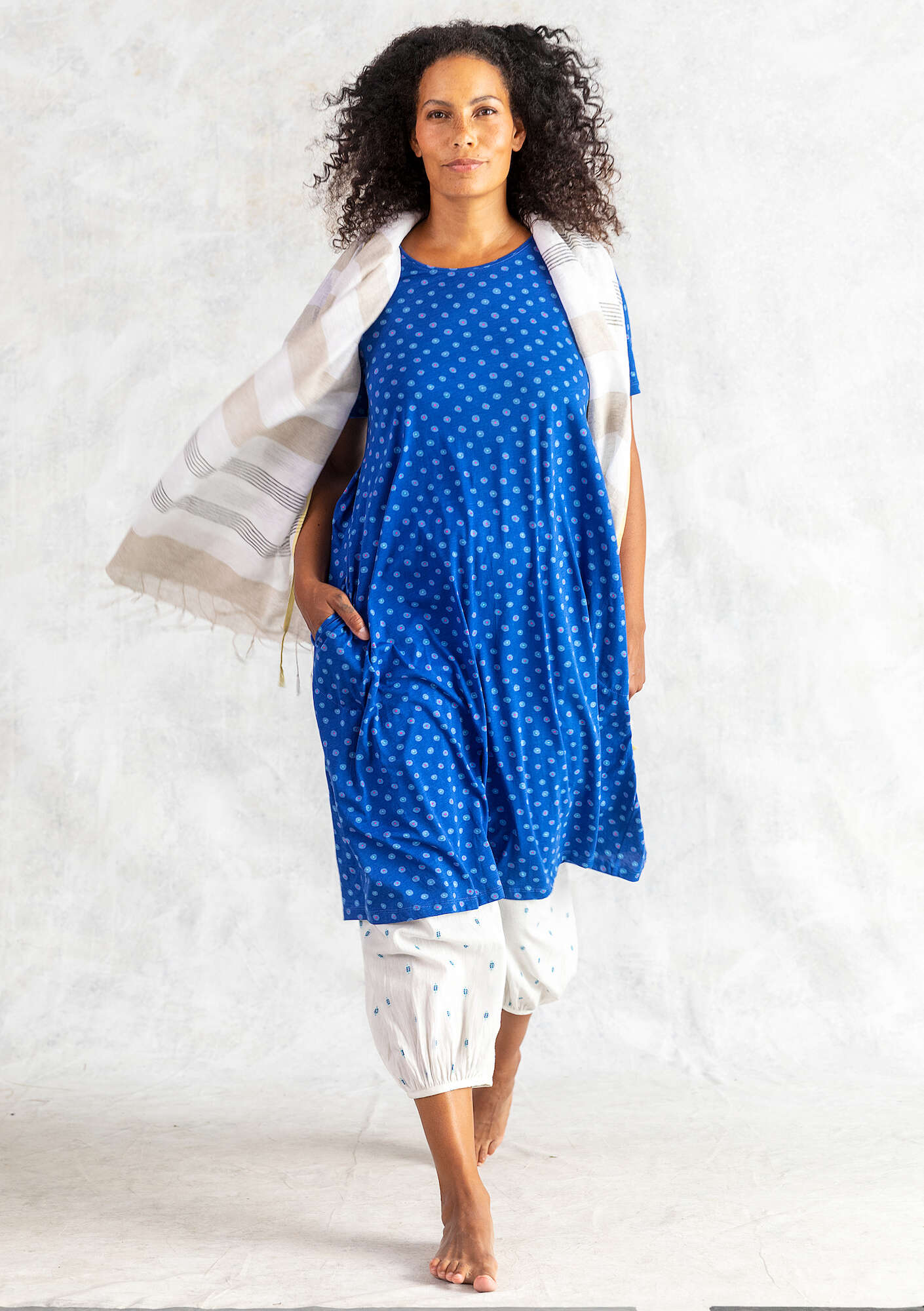 Trikåklänning  Ines  i ekologisk bomull porslinsblå/mönstrad thumbnail