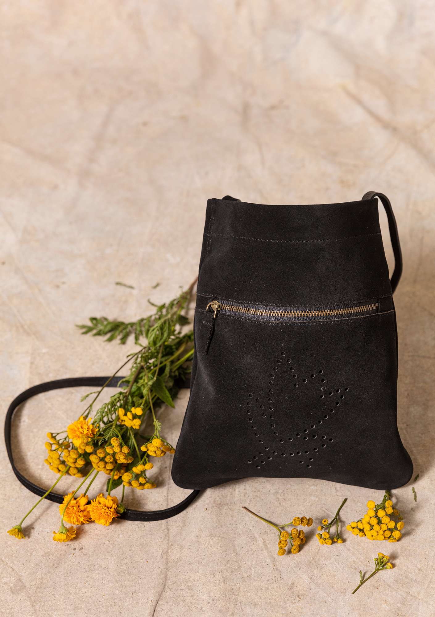 Tasche „Adena“ aus Veloursleder schwarz thumbnail