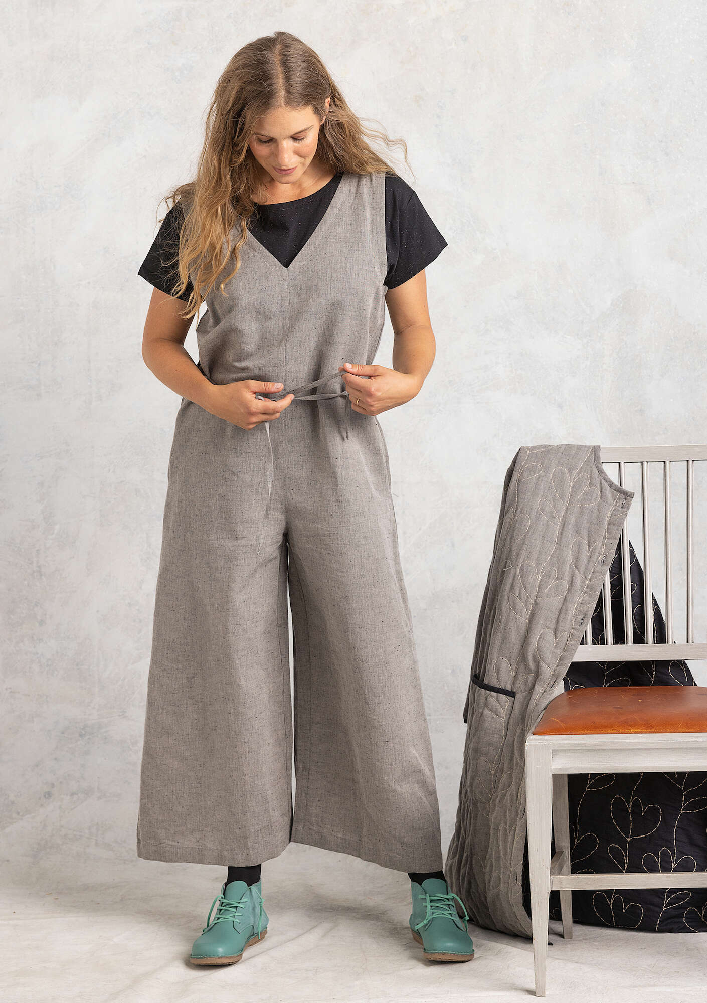 “Idun” woven overalls in organic cotton/linen iron gray