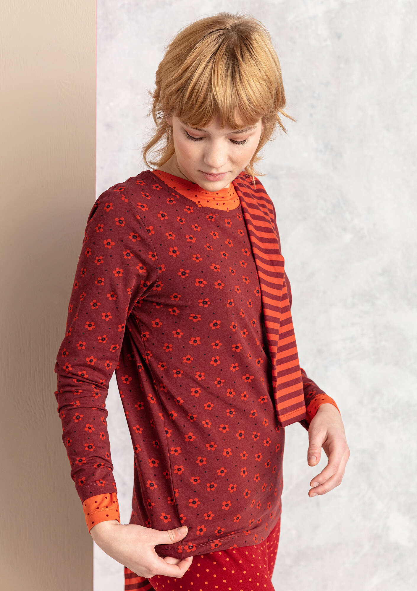 “Pytte” jersey top in organic cotton/spandex agate red/patterned