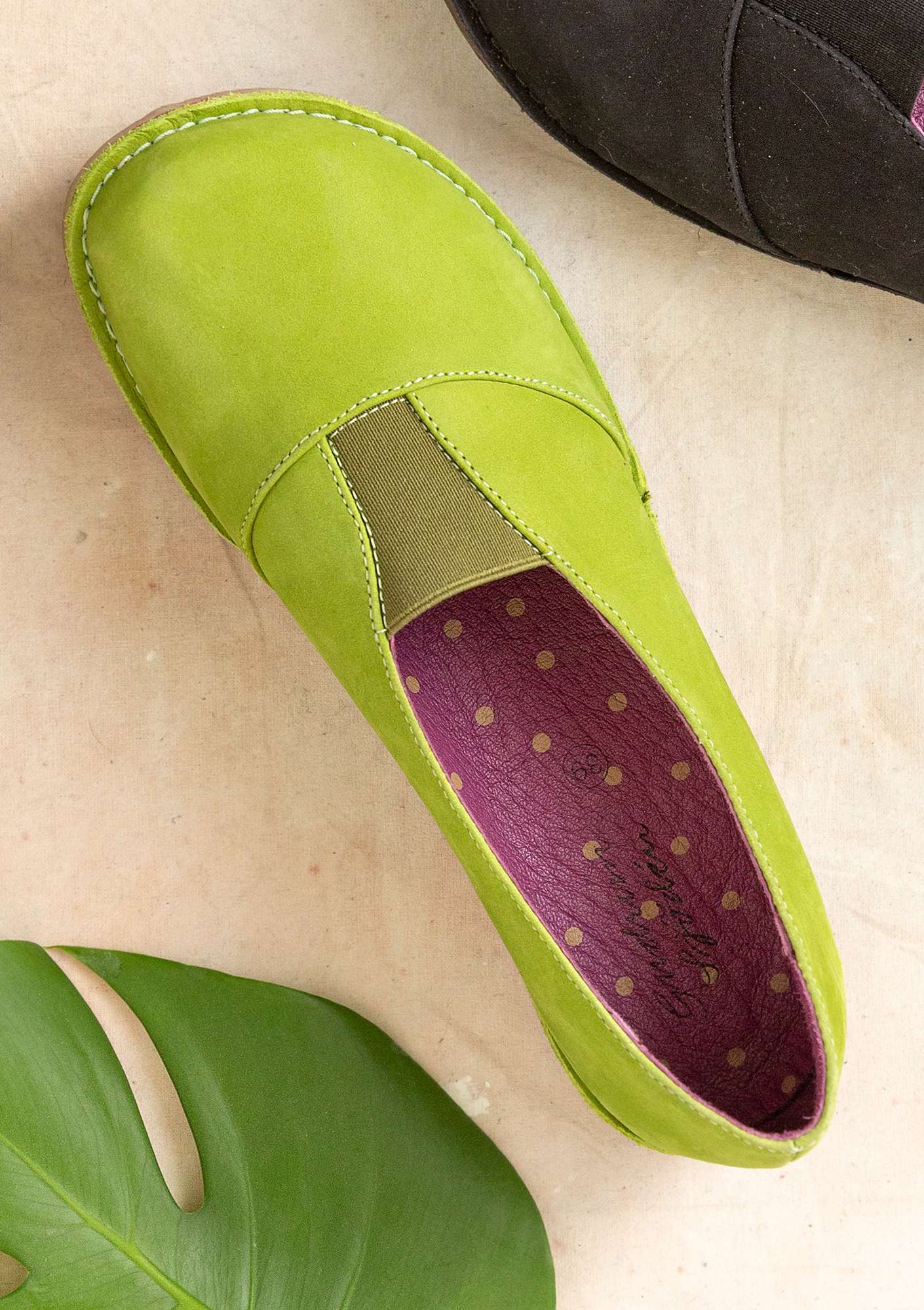 Solid-colour shoe made of nubuck with elastic strap asparagus thumbnail