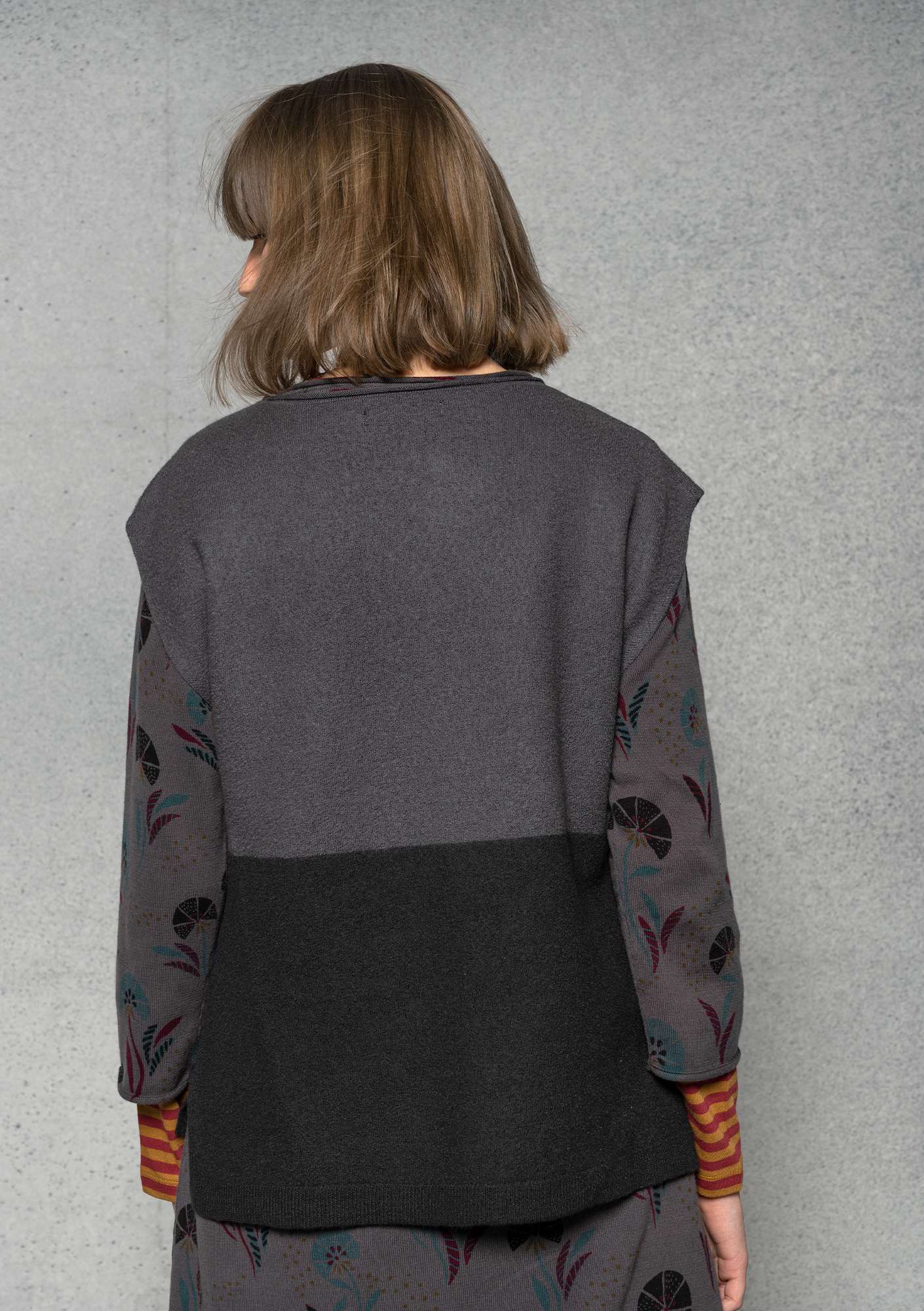 Knit vest in organic wool ash gray/black thumbnail