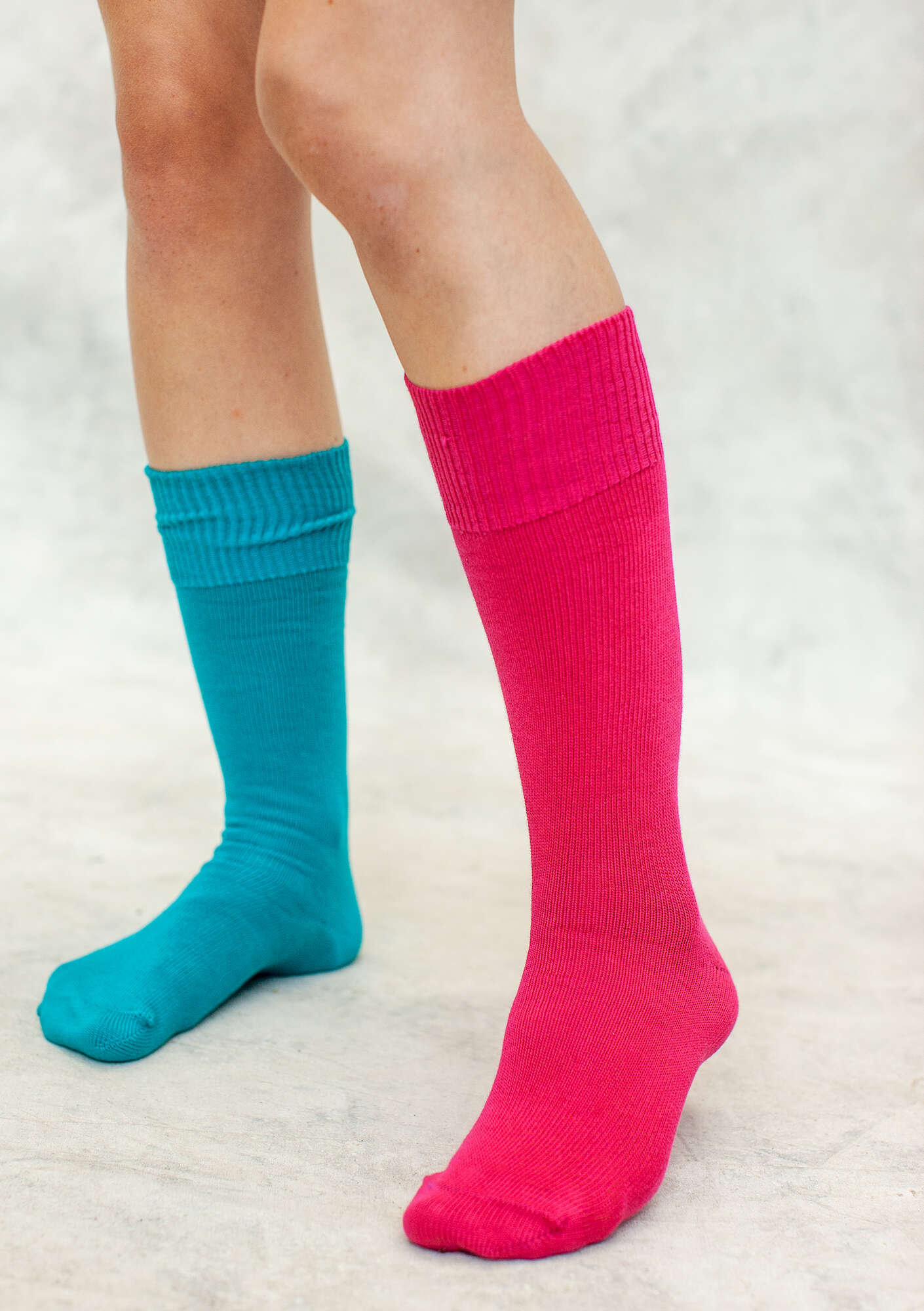 Solid-colored knee-highs in organic cotton dark peony thumbnail