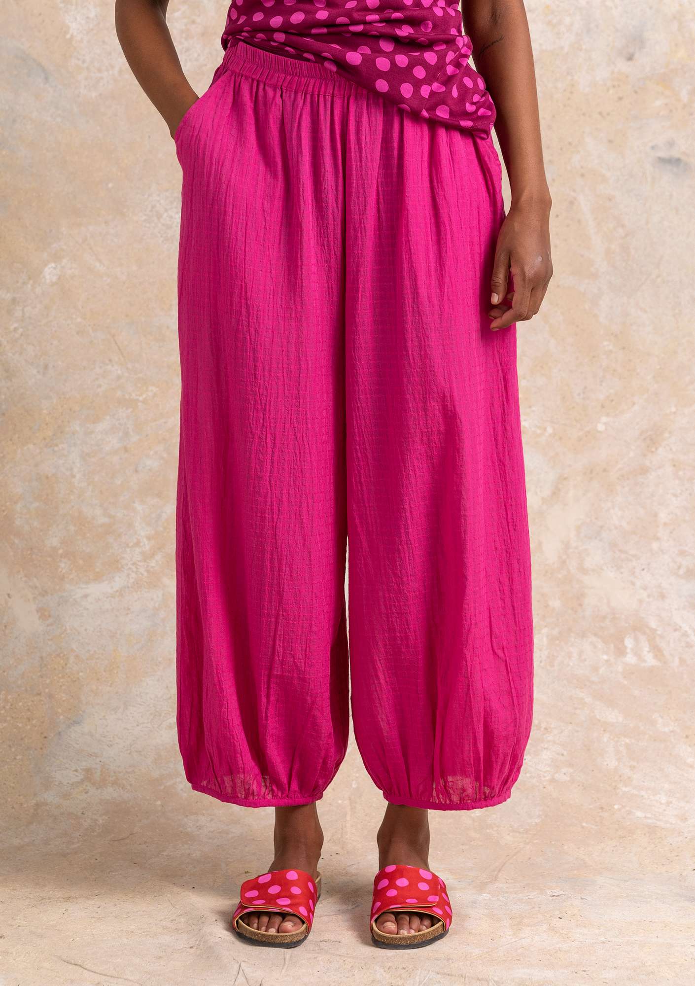 Pants in cotton/modal/rayon woven fabric cerise