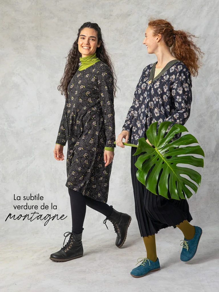 Two women wearing patterned clothes from Gudrun Sjöd�én. 