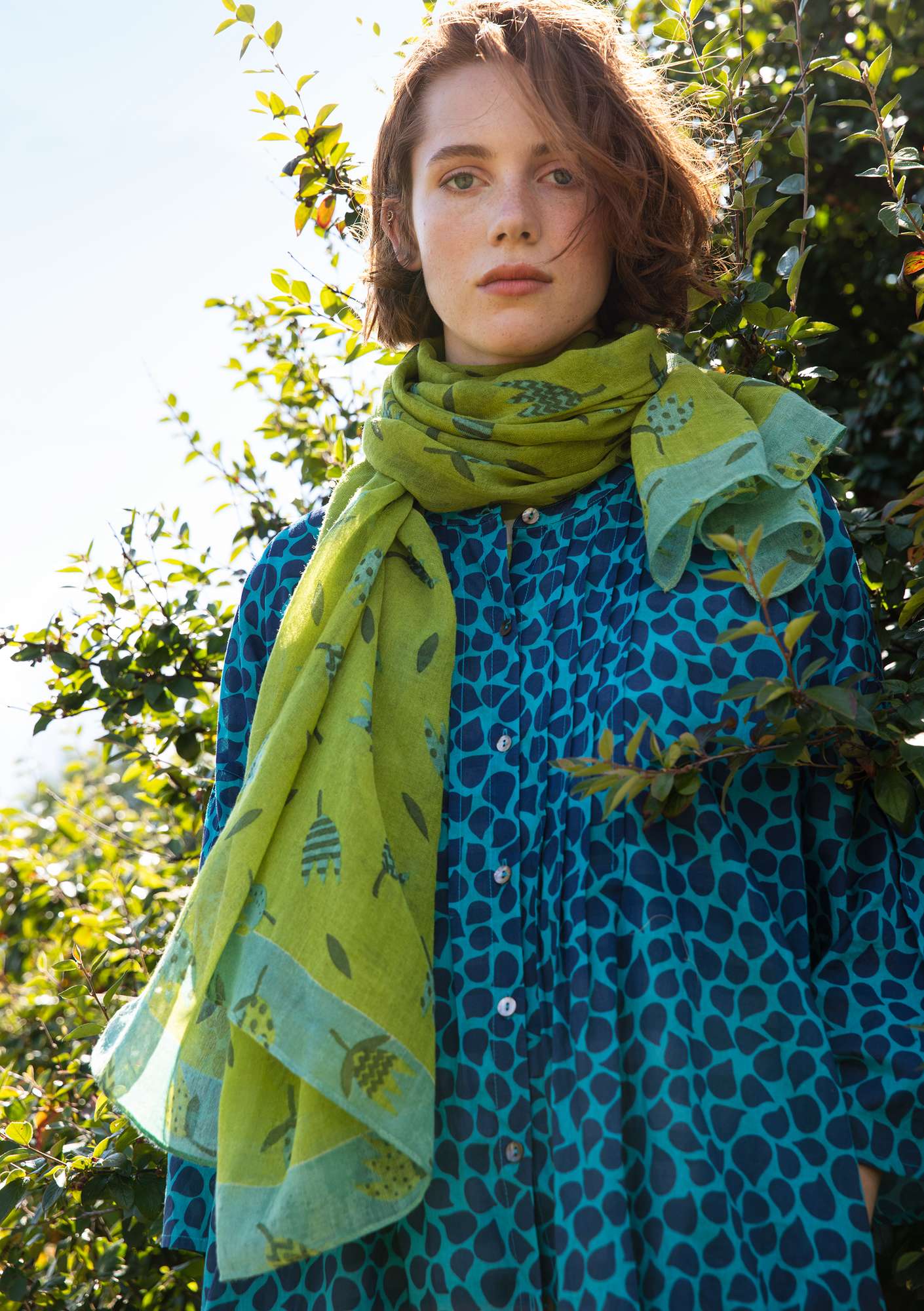 “Evelyn” shawl in woven wool kiwi