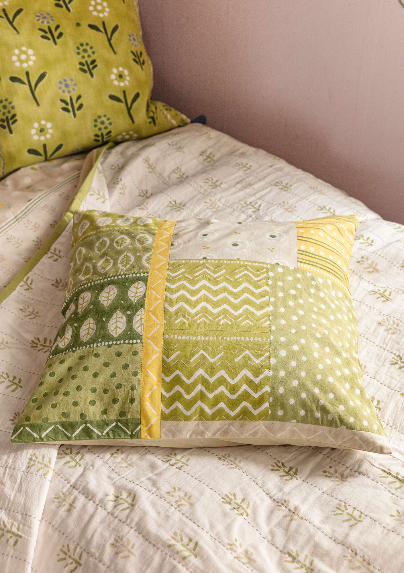 Block-printed “Surya” cushion cover in organic cotton apple green thumbnail