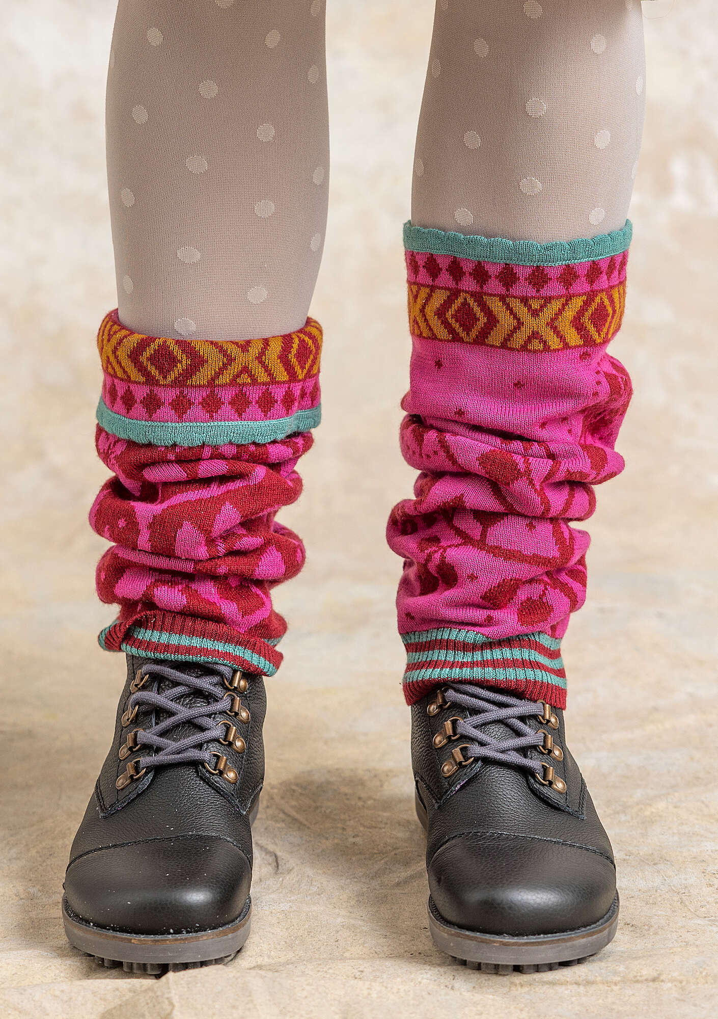 “Rimfrost” leg warmers in wool/organic and recycled cotton agate red thumbnail