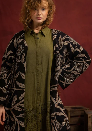 Geblümte Langstrickjacke „Lusern“ aus Bio-Baumwolle, mit Handstickerei - schwarzes Umbra