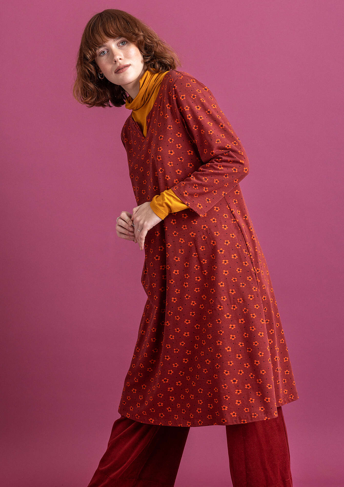 “Belle” jersey dress in organic cotton/spandex agate red/patterned