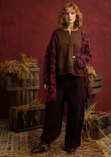 Geblümte Langstrickjacke „Lusern“ aus Bio-Baumwolle, mit Handstickerei - cerise