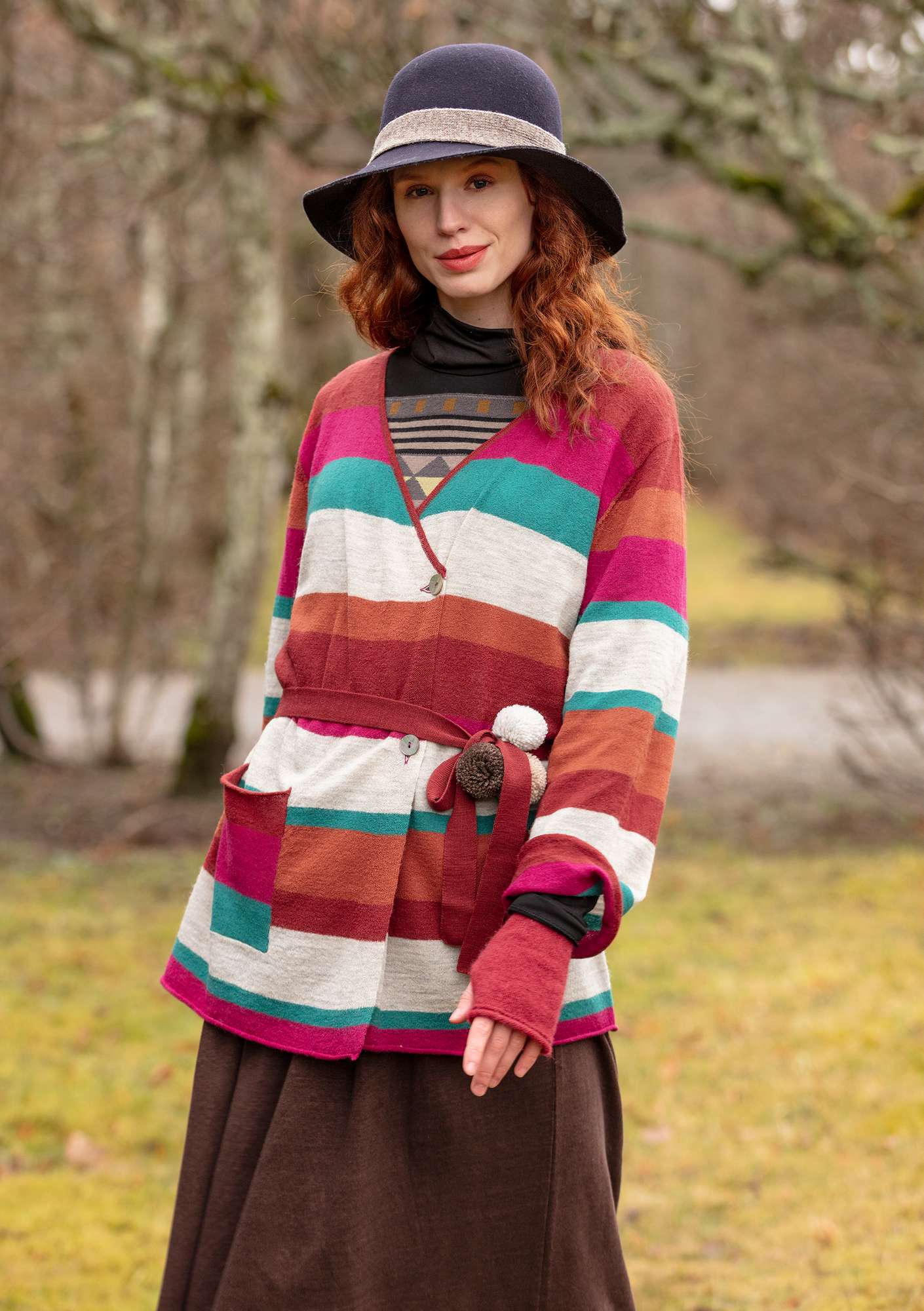 Ensfarget og stripete omslagsjakke i tovet ull agatrød/mønstret thumbnail
