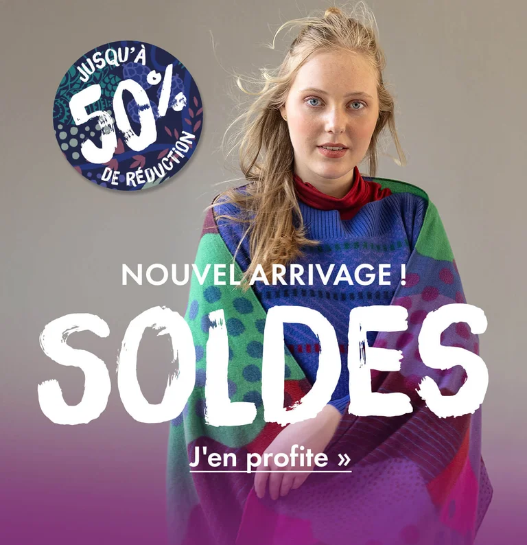 Une femme portant des vêtements hauts en couleurs signés Gudrun Sjödén.