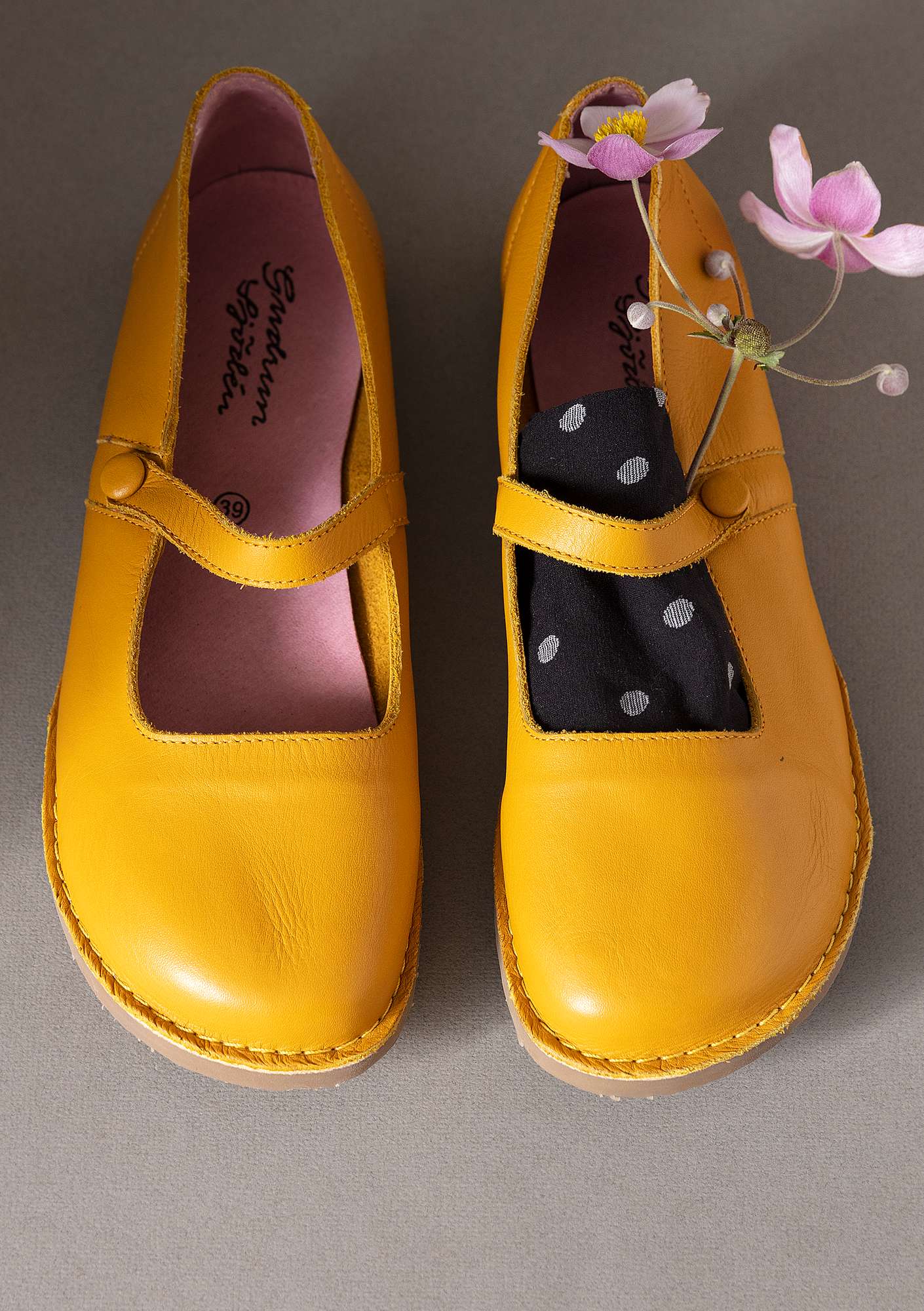 Schoenen van nappa met riempje goudoker thumbnail