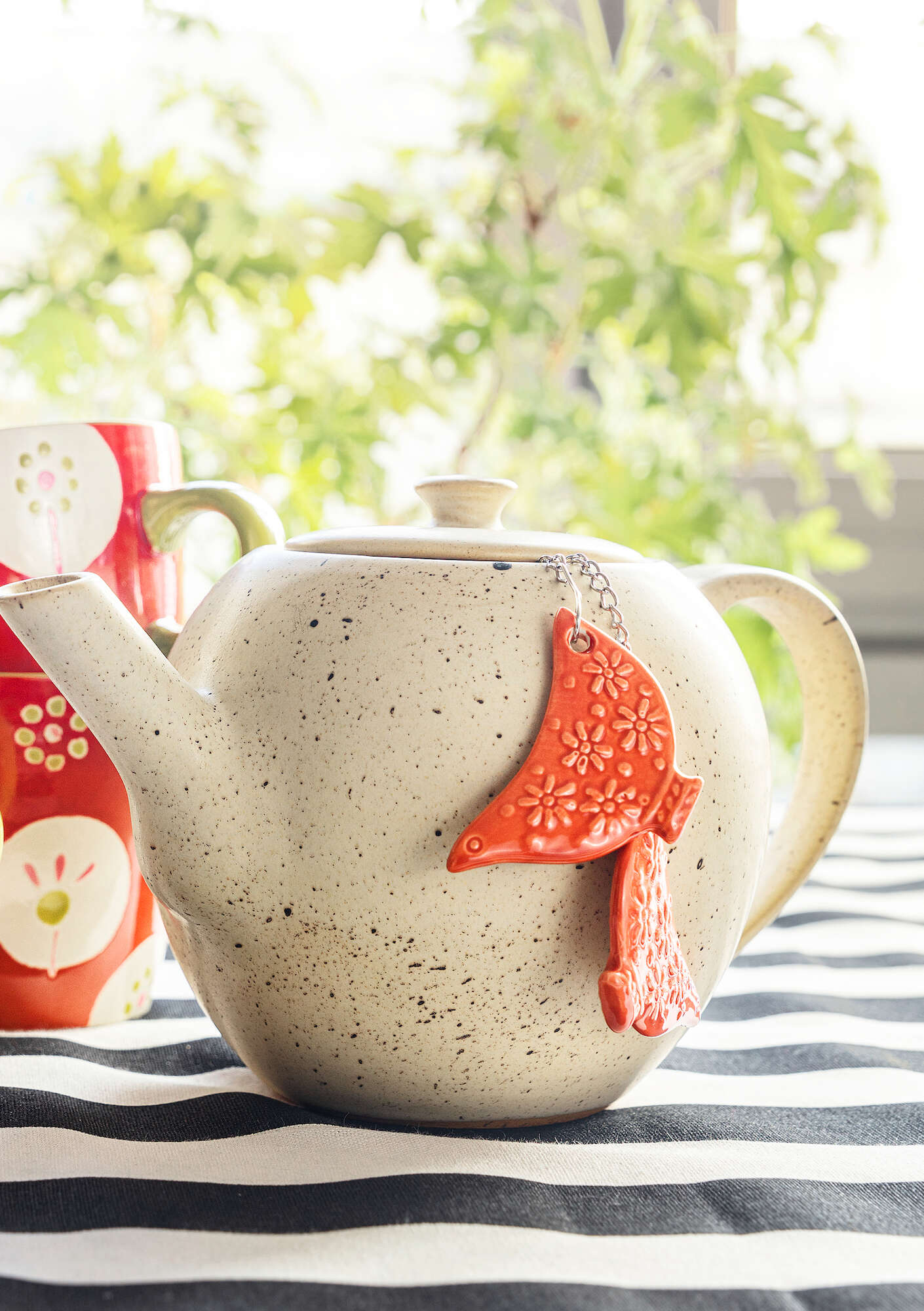 Tea strainer with ceramic bird chilli
