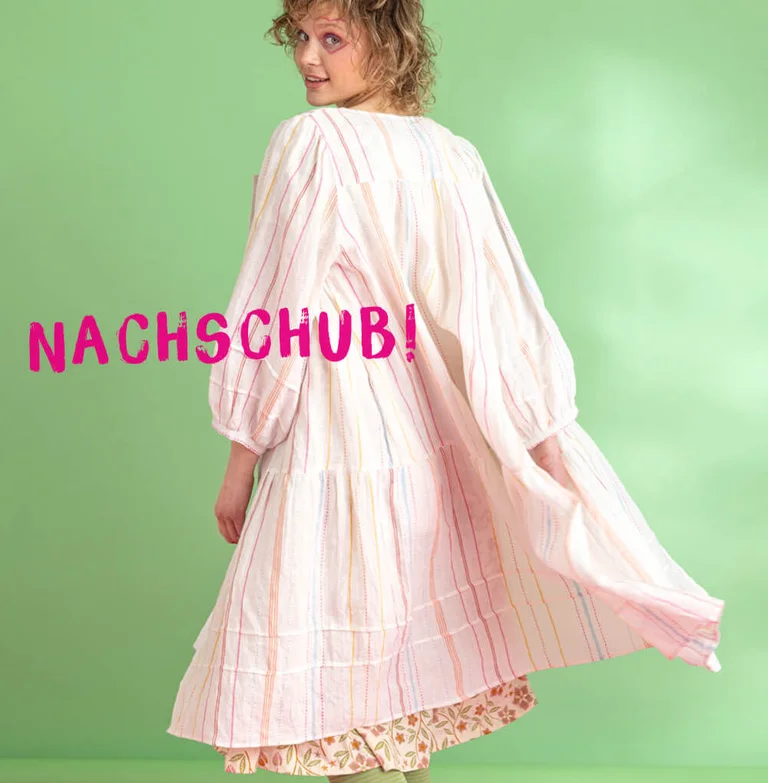 Zwei Frauen in Kleidern von Gudrun Sjödén. 