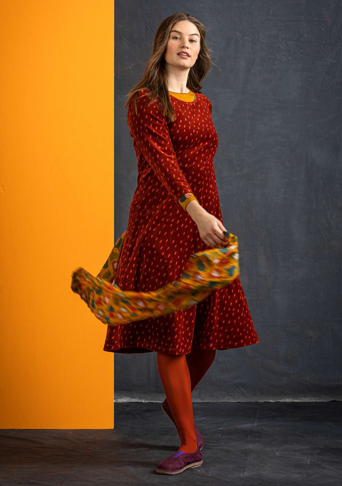 “Fauna” velour dress in organic cotton/recycled polyester chili/patterned thumbnail