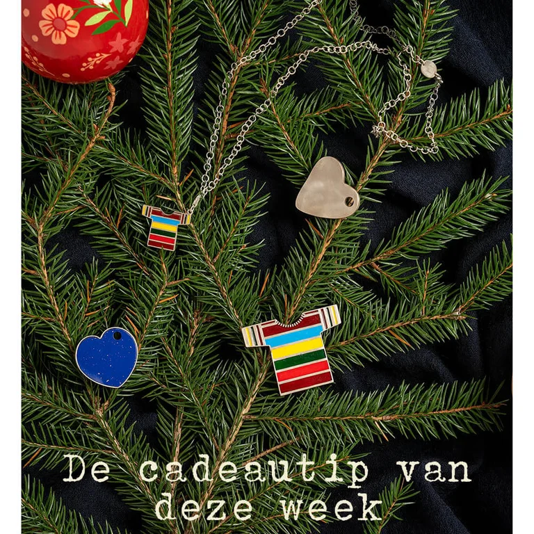 Zilveren halsketting, hangers en broche van Gudrun Sjödén. Alles wat in de kerstboom hangt. 
