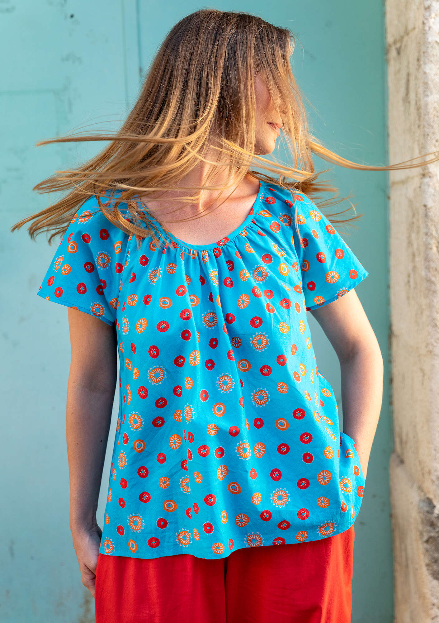 “Chiquitita” blouse in organic cotton lagoon blue