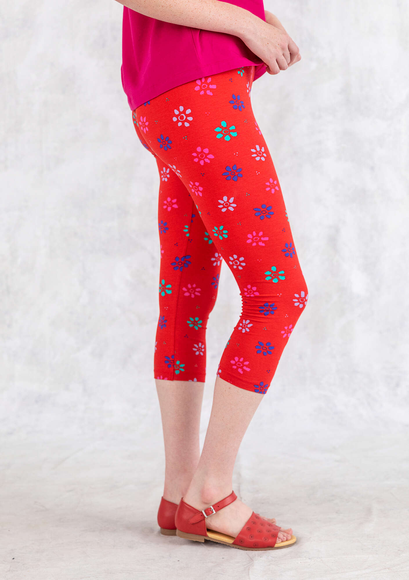 “Ester” capri leggings in organic cotton/elastane parrot red/patterned