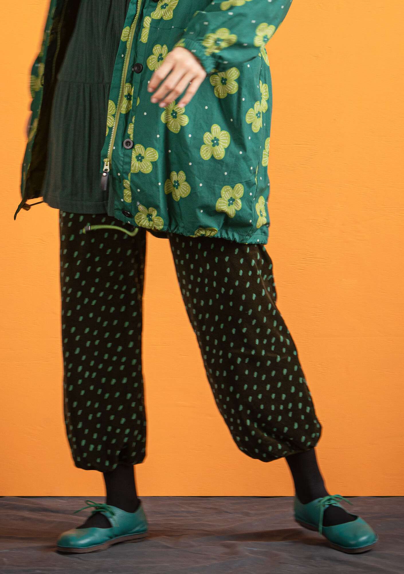“Fauna” velour pants in organic cotton/recycled polyester pine/patterned