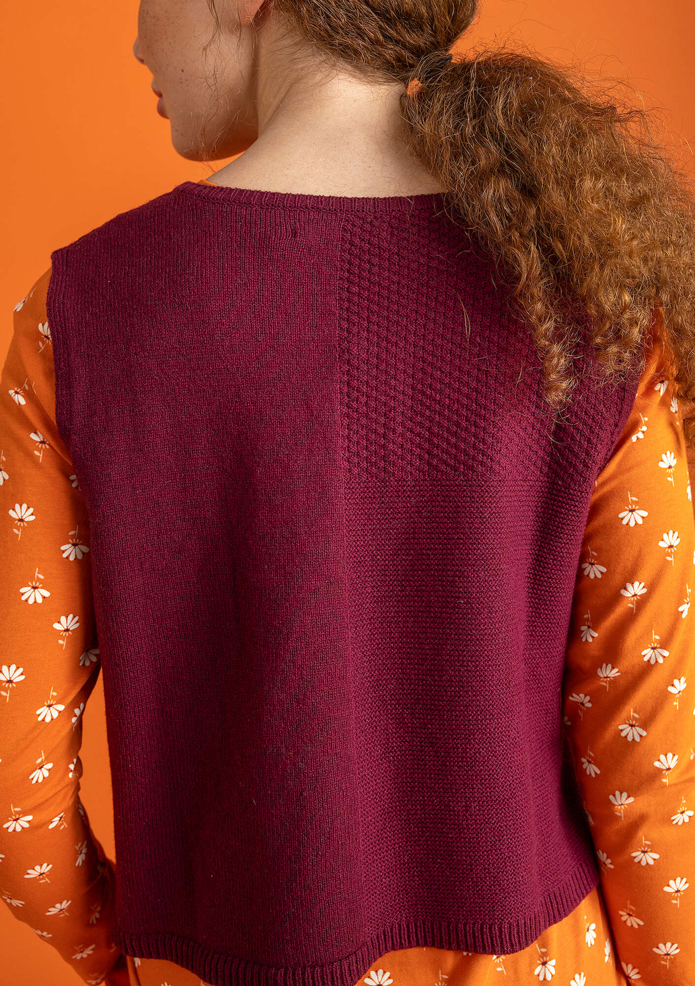 Wool/organic cotton knit waistcoat burgundy thumbnail