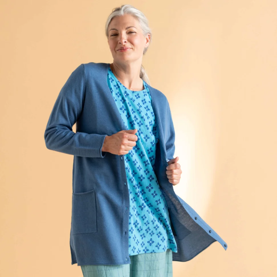 Langstrickjacke aus Bio-Wolle - hellindigo