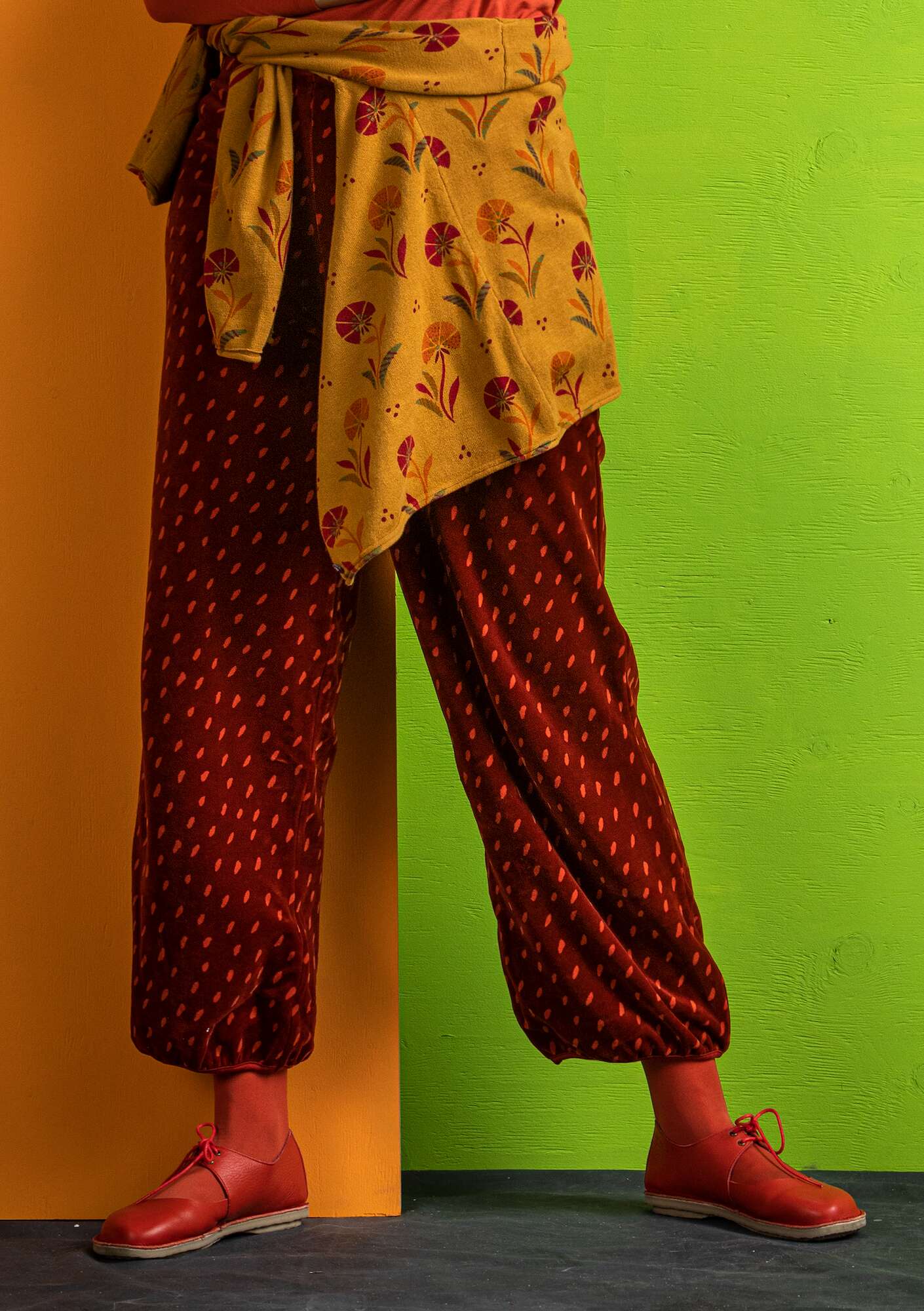 “Fauna” velour trousers in organic cotton/recycled polyester chili/patterned