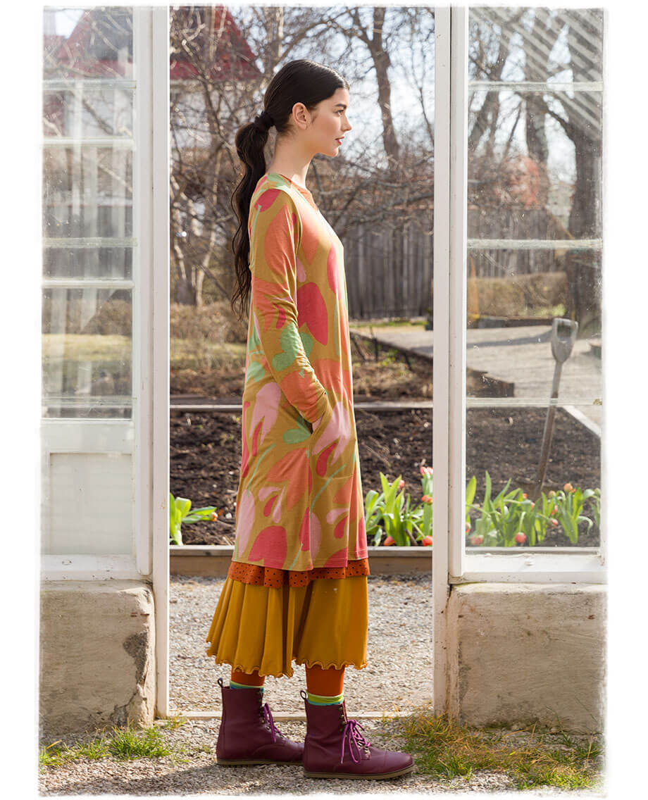 Large, lush tulips adorn our comfortable patch-pocket dress. 