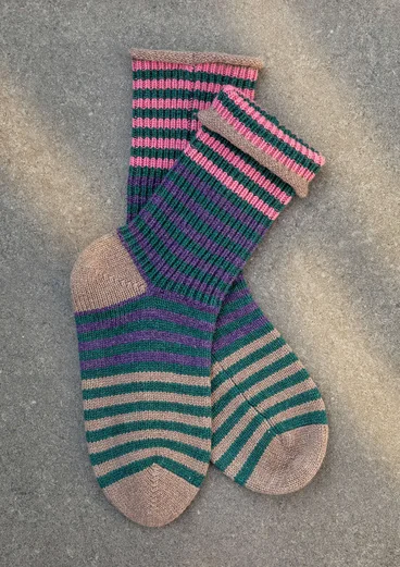 Stricksocken aus Lammwolle - dunkeljaspis