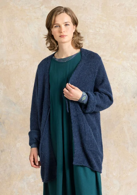 Langstrickjacke aus flauschigem Alpakawollgemisch - tinte-melange