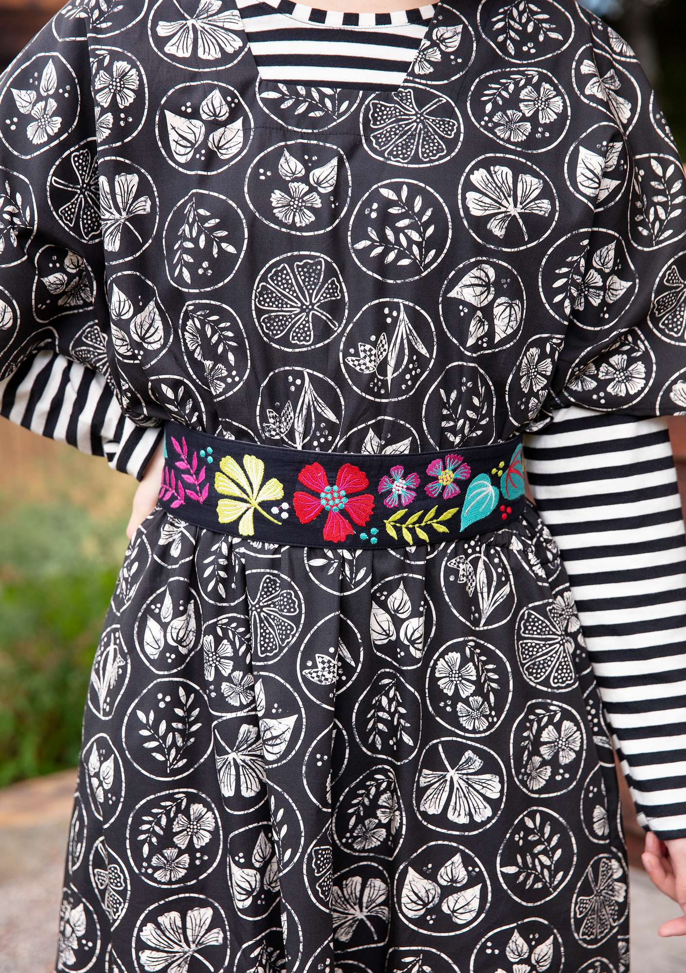 Vevd kjole «Kusama» i økologisk / resirkulert bomull svart thumbnail