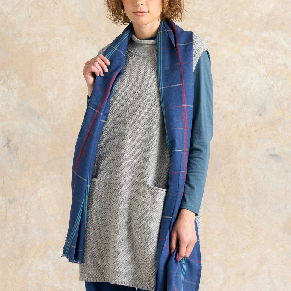 “Kari” checked woven shawl in cotton/wool - indigo blue