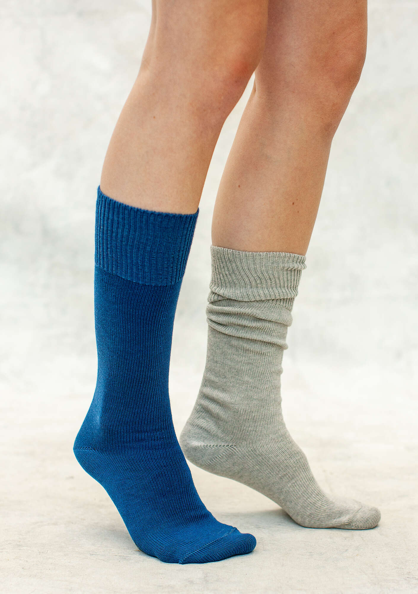 Solid-colored knee-highs in organic cotton indigo