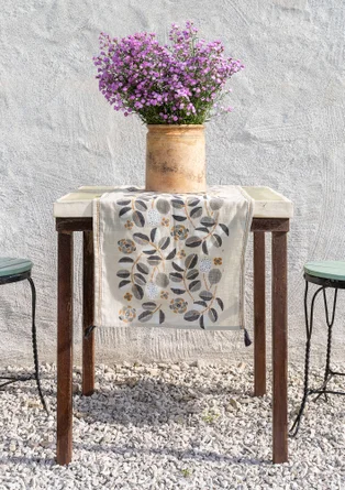  “Tulsi” block-printed table runner in organic cotton. - ash grey