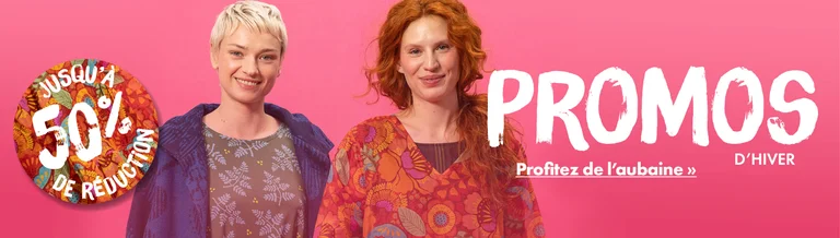 Deux femmes portant des vêtements hauts en couleurs signés Gudrun Sjödén.