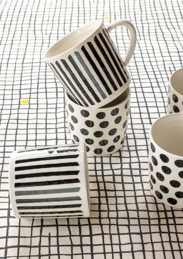 Tasse "Joy" en céramique - noir/pois