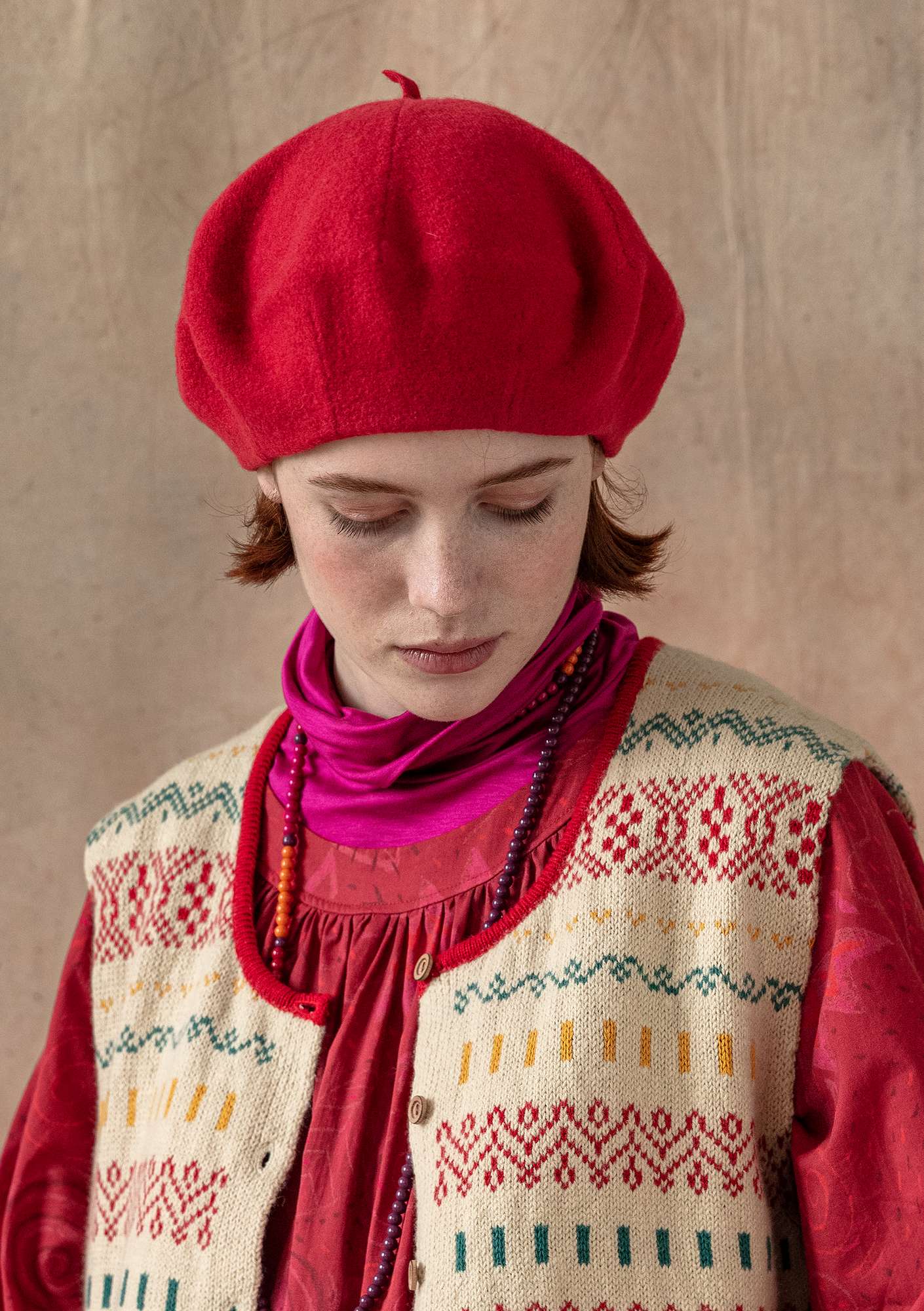 Knitted beret cranberry