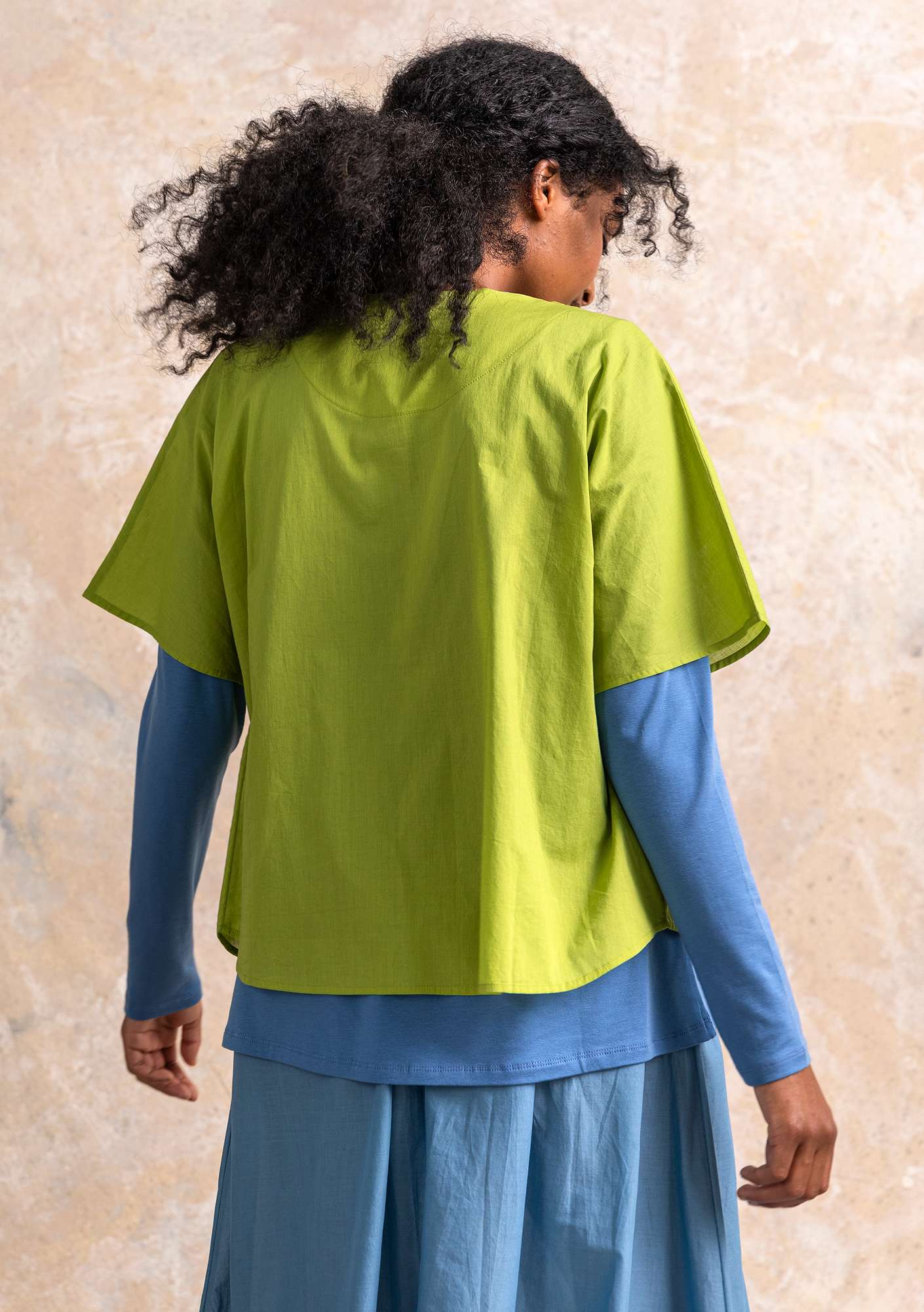 “Zoe” short-sleeve blouse in organic cotton kiwi