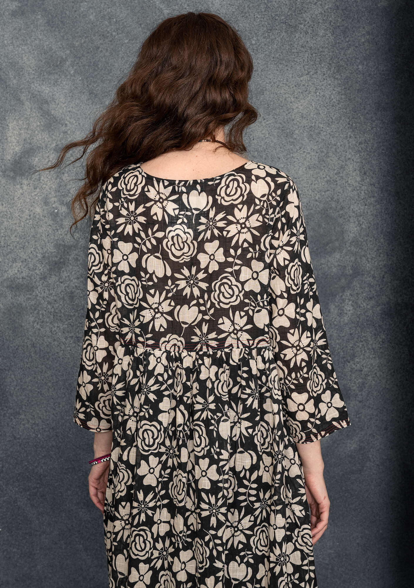 Vævet kjole  Lisbeth  i økologisk bomuld sort thumbnail