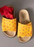 Sandal "Amber" i digitaltryckt tyg (guldockra 40)