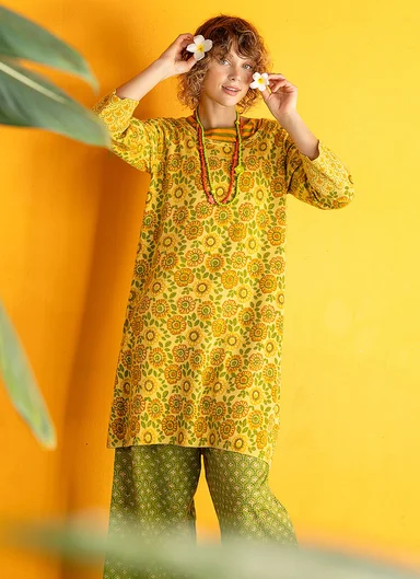 A woman wearing a blockprinted tunic from Gudrun Sjödén.