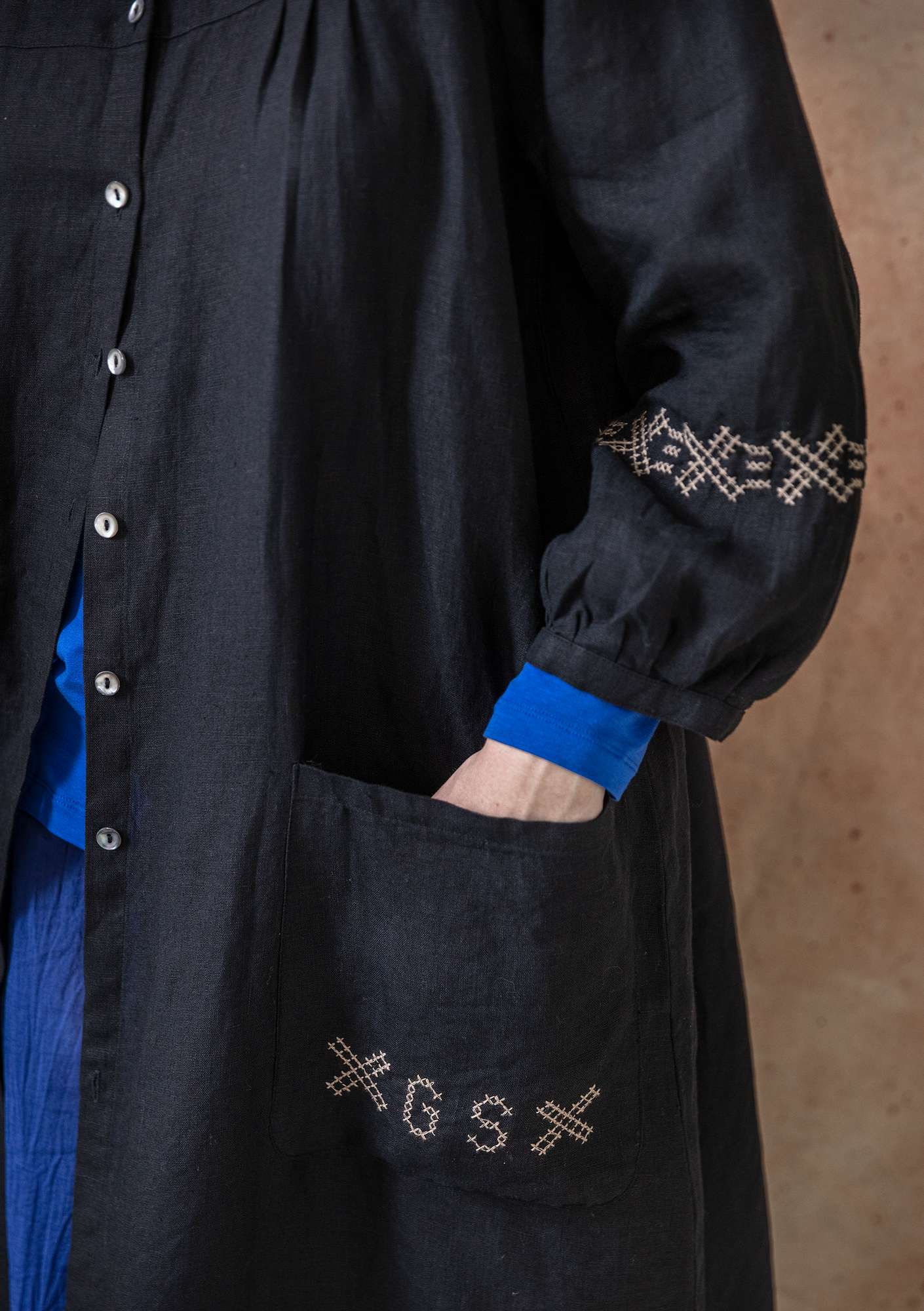 Longue chemise de peintre  Anna  en lin noir thumbnail