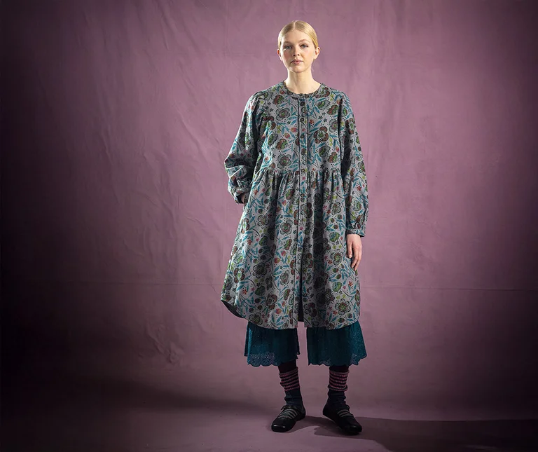 Eine Frau im Lagenlook mit Mode von Gudrun Sjödéns.