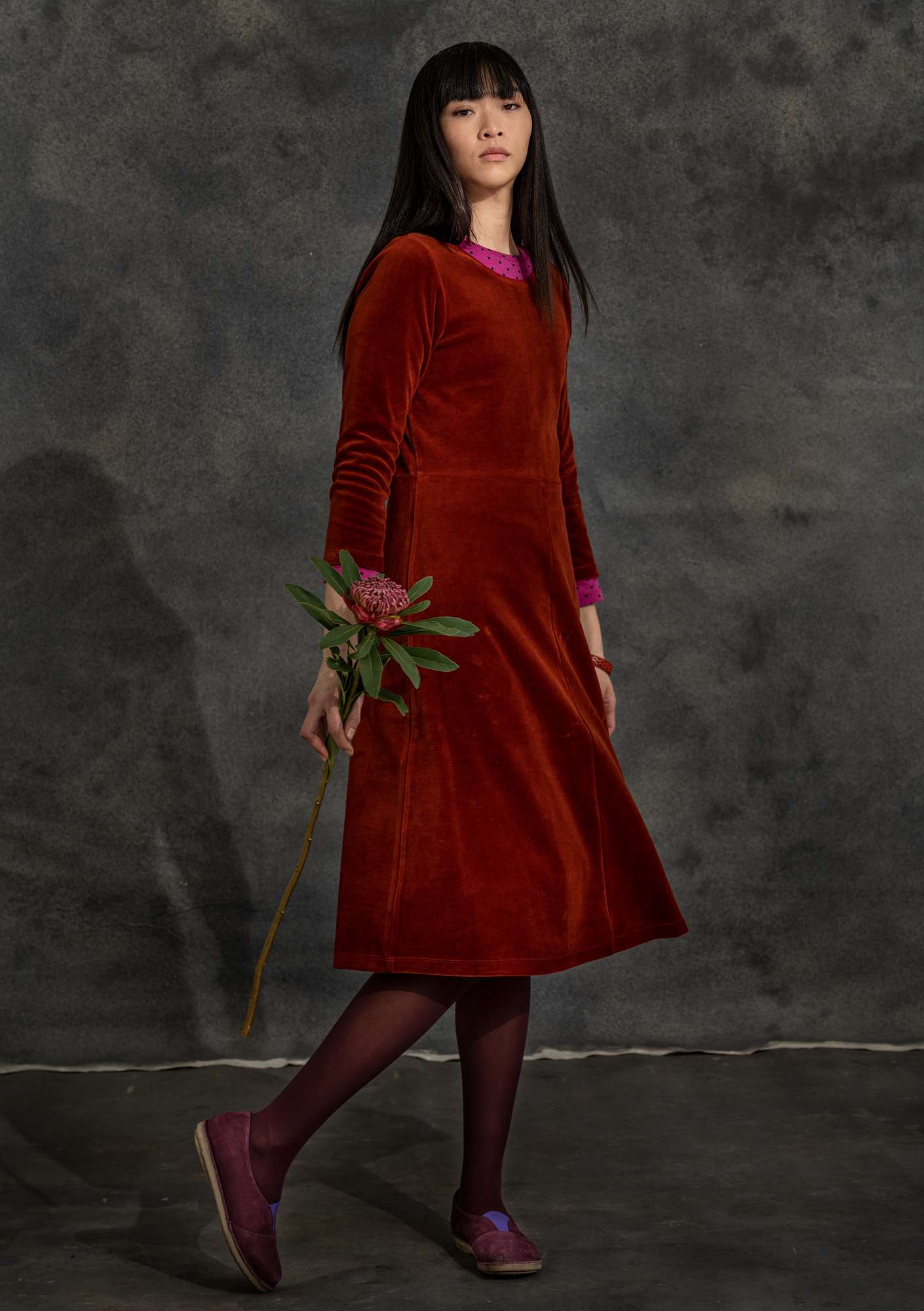 “Fauna” velour dress in organic cotton/recycled polyester rust
