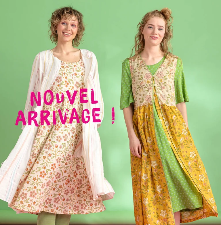 Deux femmes portant des robes signées Gudrun Sjödén. 